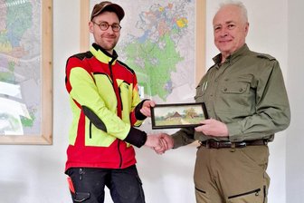 27-Jähriger übernimmt Leitung von Forstrevier im Erzgebirge - Bernd Heinrich (rechts) und sein Nachfolger Jonas Fiedler.