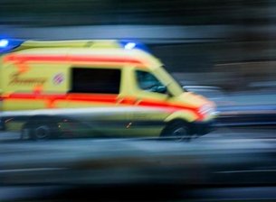 27-jähriger wirft Rucksack gegen vorbeifahrenden Rettungswagen - Weil er mitgenommen werden wollte, hat ein 27-Jähriger am Montagabend in Reinsdorf seinen Rucksack gegen einen vorbeifahrenden Rettungswagen geworfen.