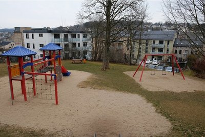 Ohne Kinder wirkt der alte Spielplatz des Karrees trostlos und leer. Der Platz soll umgestaltet und erweitert werden, um mehr Begegnungen zwischen Jung und Alt zu ermöglichen. Im Bild unten das Betreute Wohnen der Volkssolidarität.