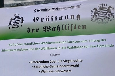 Laut den sächsischen Verfassungsschützern sollen die Plakate, die unter anderem in Mittweida festgestellt wurden, "einen offiziellen und 'amtlichen' Anschein erwecken". Typisch sei dabei die Verwendung scheinbar staatlicher Symbole, wie Flaggen oder Siegel, sowie die Durchführung pseudodemokratischer Veranstaltungen.