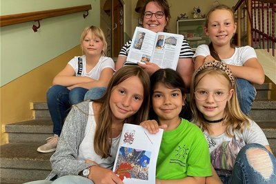 Das Team des Schiller-Boten: Angelina Fischer, Nilufar Dunyamaliyeva, Emilia Tennstädt (vorn von links), Lotta Seidel und Melina Gläß (hinten) sowie Schulassistentin Marina Beyer.