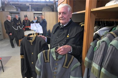 Roland Tschajanek leitet die Uniformkammer der Historischen Freiberger Berg- und Hüttenknappschaft.