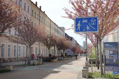 Im April 2024 kam es in einer Wohnung am Brühl zu einem Streit. In der Folge musste die Wohnungsmieterin mit mehreren Stichverletzungen ins Krankenhaus.
