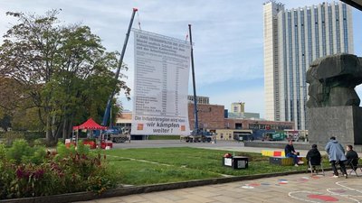 Eingebettet in die Präsentation: Installation der Künstlerin Karolina Freino im Rahmen des Kunstfestivals "Pochen". Sie befasst sich mit dem Abbau von Industriearbeitsplätzen in der Region. 