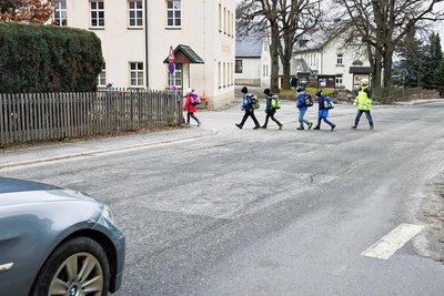 Sieht witzig aus: Aber für Grundschüler ist der Gänsemarsch zur Schule eine tägliche Herausforderung. 