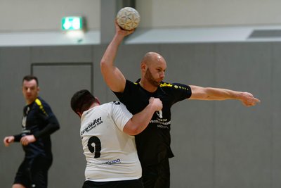 Michael Kiss (r.) erzielte beim Erfolg gegen Burgstädt fünf Treffer für die Peniger Männer.