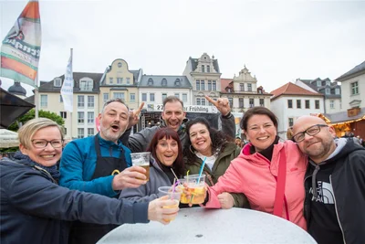 Gute Laune zum Plauener Frühling: Der Freundeskreis um Anja Schmidt und Udo Gnüchtel (von links) hatte viel Spaß. Die Partyband Jolly Jumper aus Bautzen gab alles, um das Plauener Publikum in Partylaune zu versetzen.