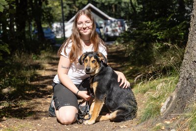 Bei Bruno – im Bild mit Nathalie Wagner – wird ebenso vermutet, dass er ausgesetzt worden ist. Er hat sich im Tierheim mit Talos angefreundet.