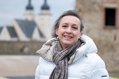 Psychotherapeutin Sonja Hensel. Der Schlossberg mit dem Audimax der Dualen Hochschule gehört zu ihren Lieblingsplätzen in Plauen.