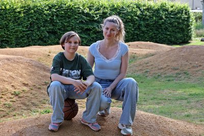 Friederike Jahn und ihr Sohn Ferdinand auf dem Pumptrack im Stadtpark in Marienthal. Die Anlage sei kaum nutzbar, sagt der Zwölfjährige.