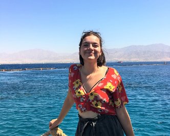 Urlaubsfreuden am Toten Meer. Charlotta (21) aus Chemnitz genießt das Leben - ohne Einschränkungen aufgrund ihrer früheren Fehlbildung. 
