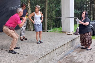 Szene mit Kerstin Weinper, Cordula Zeidler (hinten) und Ralf Edler. Rechts Christin Meinhardt von der Regie. Premiere hat das Lustspiel am 10. August zum Schönecker Heimatfest.