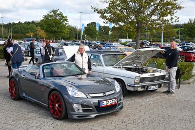 Auf dem Parkplatz des Chemnitz Centers treffen sich am Sonntag Opel-Fans zum Fachsimpeln.
