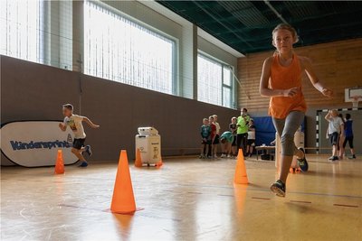 An der Grundschule an der Riesenburg in Annaberg-Buchholz flitzten die Schüler der Klasse 3/2 vor Kurzem um die Wette. Eigentlich eher gegen die Uhr. Denn der Verein Explika aus Leipzig hatte wie bei den Profis automatische Zeitmesser mitgebracht, die die Erfolge exakt dokumentierten. Von Runde zu Runde wurden die Teilnehmer immer schneller. Die Grundschule war schon oft beim Kindersprint-Laufparcours dabei. Neben der gelaufenen Zeit werden auch Reaktionsschnelligkeit und Antrittsgeschwindigkeit gemessen. All das soll die Kids zu mehr Bewegung motivieren. Dafür erhielt die Schule auch eine Kiste mit vielen Sportmaterialien wie Bälle, Spiele und Frisbee. Spielend in Bewegung kommen, so die Idee.aed 