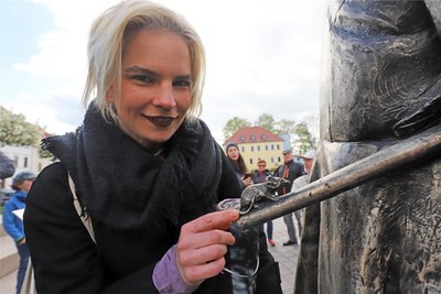 Finde die Maus: Künstlerin Ekaterina Kovalenko zeigt, wo sich das Tierchen an dem „Entdecker" versteckt.
