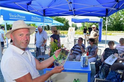 Bestechend: "Freie Presse"-Foto- und Grafikchef Uwe Mann (links) zeigte den Teilnehmern von zwei gut besuchten Workshops, wie sie Blüten am besten fotografieren und wie sie ihre Lieben im Blütenmeer ins rechte Licht rücken.