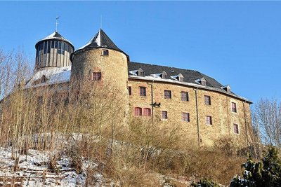 Das Schloss Voigtsberg mit dem neuen Bergfried.