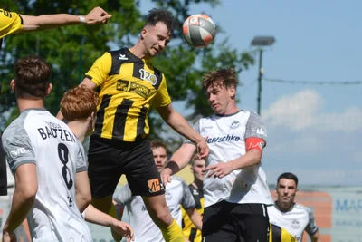 Das Foto zeigt den Auerbacher Felix Hache (links) im Kopfballduell mit dem Bautzener Kapitän Jannik Käppler.