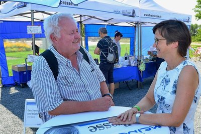 Befüllt: Bei Linette Saborowski am Stand von "Freie Presse" konnten die Besucher schätzen, wie viele Bälle in dem Zylinder sind.