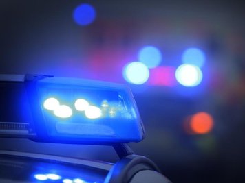  
          Ein Blaulicht leuchtet auf einem Polizeiauto. Ein 21-Jähriger aus Hildesheim soll im Internet einen Anschlag mit mehreren Toten angekündigt haben.