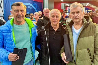 Die Wismut-Legenden Harald Mothes, Jürgen Escher und Holger Erler (v. l.) wurden von EHV-Manager Rüdiger Jurke beim Heimspiel gegen Stralsund geehrt.
