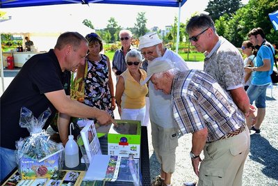 Belebend: Profigärtner Falk Horn (links) zeigte den Besuchern des Aktionstages auf der Landesgartenschau ein eigens mitgebrachtes Volk der GemeinenErdhummel. Sie sind bei ihm im Gewächshaus im Einsatz, da sie bereits bei 6 Grad Celsius fliegen, besser bestäuben als Honigbienen und diese so hinter sich lassen. 