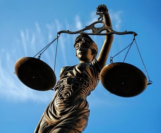 Vor rund 170 Jahren musste Justitia Recht sprechen in einem Fall "absichtlicher Verbreitung aufreizender Schriften". Der Beklagte landete dafür im Gefängnis. 
