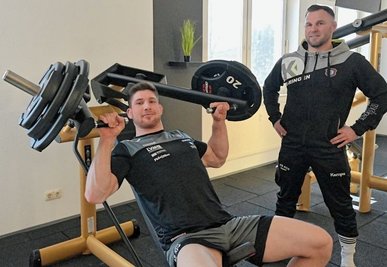 Ringer Connor Sammet arbeitet auch im Kraftwerk-Fitnessstudio in Schneeberg an seiner Athletik. FCE-Coach Björn Schöniger (r.) sieht so viel Ehrgeiz gern, der in jüngeren Jahrgängen aber immer seltener wird. 