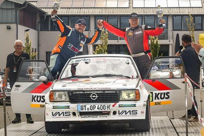 Das Foto zeigt René Meier (links) und Walter Gromöller (rechts) nach ihrem Klassensieg bei der Rallye Mittelrhein.