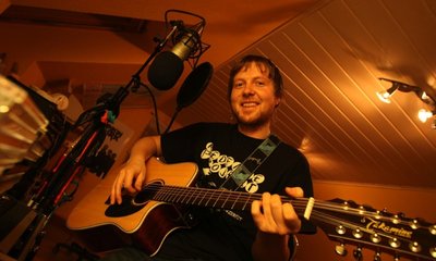 
              <p class="artikelinhalt">Handgemachte Rockmusik: Der Musiker Christian Wenzeler in seinem eigenen kleinen Studio. </p>
            