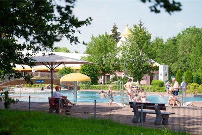 Das Freibad Gablenz öffnet weiterhin ab 10 Uhr.