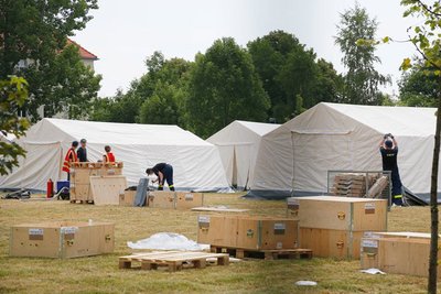 Das THW hat am Samstag weitere Zelte auf dem Gelände der Erstaufnahmeeinrichtung in Chemnitz aufgebaut.