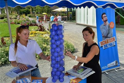 Befüllt: Bei Linette Saborowski am Stand von "Freie Presse" konnten die Besucher schätzen, wie viele Bälle in dem Zylinder sind.