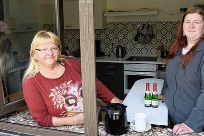 Sylvia Baumgärtel (links) und ihre Tochter Franziska Otto starten am Wochenende mit ihrem Imbissangebot - auch wenn es im und am Gebäude noch viel zu tun gibt. Im Haus in der Nachbarschaft des Museums soll auch einmal die beliebte Puppenstubensammlung aus dem Gasthof Jugelsburg ihr Domizil finden. 
