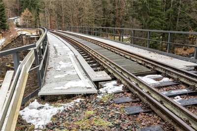 Die Brücke bei Pockau-Lengefeld weist erhebliche Schäden auf. Daher dürfen auf ihr keine Züge unterwegs sein. Die Strecke wurde zuletzt von der Bundeswehr genutzt, soll aber möglichst für den Personenverkehr reaktiviert werden.