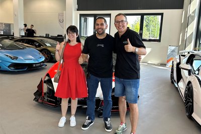 Deal und Daumen hoch: Matthias Müller mit Partnerin Linda Steffan und Autohändler Omid Mouazzen in dessen Fahrzeughalle.