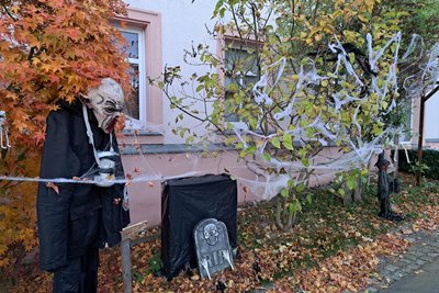 Haus und Grundstück werden jährlich von Familie Bleimeier zu Halloween mit gruseligen Gestalten dekoriert.