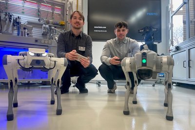 Tobias Finze und Maurice Kaube von der Entwicklungsfirma ITW Chemnitz steuern die Schreitroboter.
