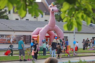 Eine Hüpfburg in Form eines Dinosauriers war eine der vielen Attraktionen am Kindertag.
