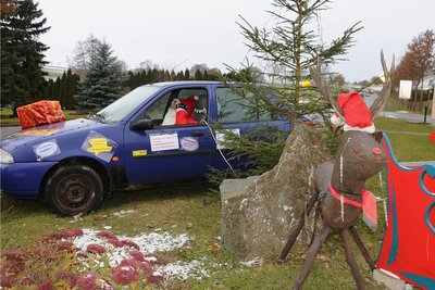 Am Ortsausgang von Langenbach in Richtung Schleiz hängt in diesem Jahr der Weihnachtsmann in seinem E-Auto fest. 