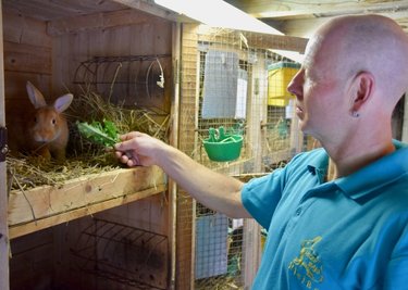 Auch die Tierhaltung ist aufgrund gestiegener Futterpreise teurer geworden. Matthias Heidrich beim Füttern.