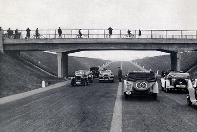 16 Meter breit, in jeder Richtung eine Fahr- und eine Überholspur - die "Kraftwagenstraße" sollte dem starken Autoverkehr zwischen Köln und Bonn begegnen. 