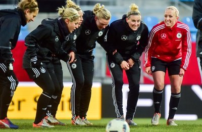 Beim gestrigen Abschlusstraining in der Chemnitzer Community4you-Arena kam auch der Spaß nicht zu kurz: Anja Mittag (2. v.r.) mit einigen Teamkolleginnen beim "Siegertanz". Zuvor durfte sich das Team am Spielfeldrand in das Goldene Buch der Stadt eintragen.