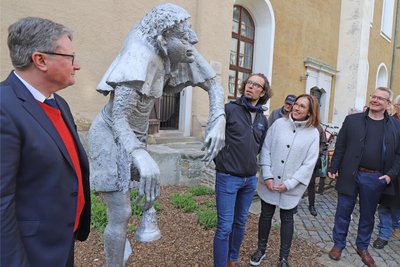 Pfarrer Michael Stahl (l.), Sven Krüger, Anja Fiedler und Martin Seltmann (v.r.) mit der Figur des „Türmers" an der Petrikirche in Freiberg.