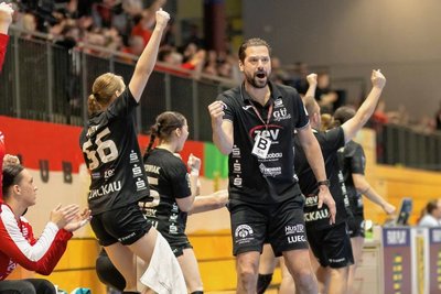 Norman Rentsch übernahm Anfang 2019 das Traineramt bei den Handballerinnen des BSV Sachsen Zwickau. Seitdem formte er die Mannschaft - auch in seiner Position als Geschäftsführer des Vereins - vom Abstiegskandidat der2. Bundesliga zu einem Anwärter auf einen Mittelfeldplatz in der 1. Bundesliga.