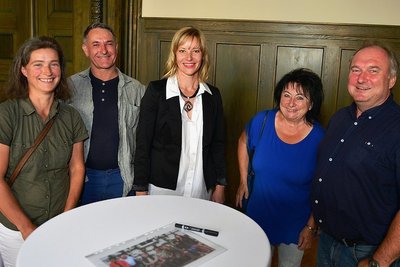 Die Langenchursdorfer Familien Günther (l.) und Fleischer (r.) kamen zur Vorpremiere in Chemnitz mit Teresa Weißbach (Mitte) ins Gespräch. 