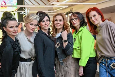 Wellen und Locken geben den Ton auf den Köpfen an. Im Foto zeigen Yvonne Aust (von links), Mandy Reichelt, Lisa Hesse, Carmen Schmieder, Julia Wermke und Doreen Lorenz die Trends. 