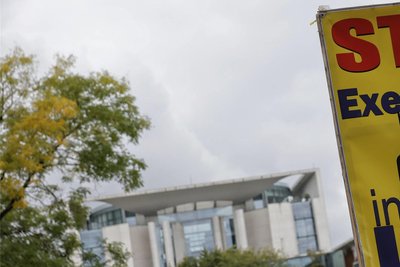Protestplakat gegen Hinrichtungen im Iran unweit des Kanzleramtes in Berlin. Trotz einer neuen Hinrichtungswelle im Iran gibt es kaum Kritik westlicher Regierungen.