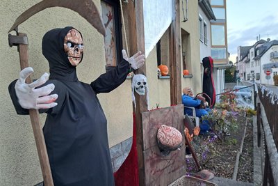 An vielen Stellen, wie hier auf der Marienberger Straße in Augustusburg, wird zu Halloween geschmückt.