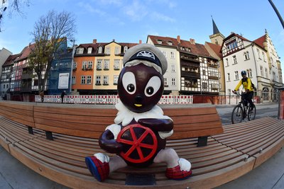 Hier trägt er sie noch: Die Kapitainsmütze haben Unbekannte der Pittiplatsch-Figur in Erfurt vom Kopf gerissen.